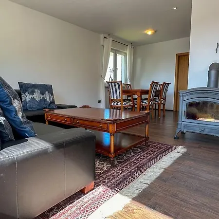 Benedenappartement In Met Uitzicht En Balkon