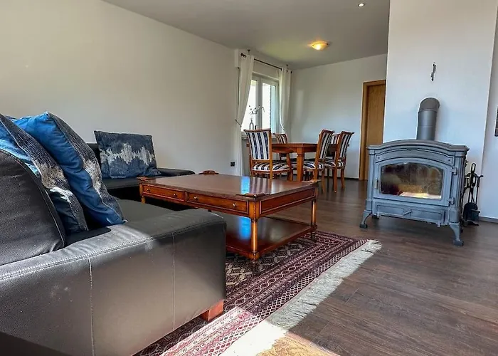 Benedenappartement In Met Uitzicht En Balkon